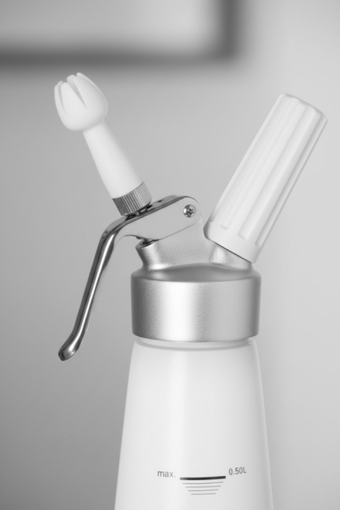 Syfon do bitej śmietany Hendi 588369 Kitchen Line 0,5 L Biały