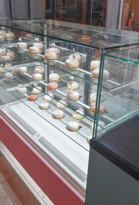 Witryna cukiernicza chłodnicza Bianco podświetlany cokół Resto Quality DOLCE VISIONE 1300 W5 BIANCO