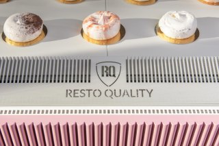 Witryna cukiernicza chłodnicza Premium Bianco białe wnętrze Resto Quality DOLCE VISIONE 900 W2 BIANCO