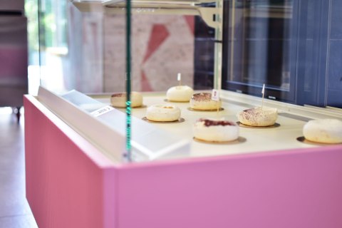 Witryna cukiernicza chłodnicza Premium Bianco białe wnętrze Resto Quality DOLCE VISIONE 900 W2 BIANCO