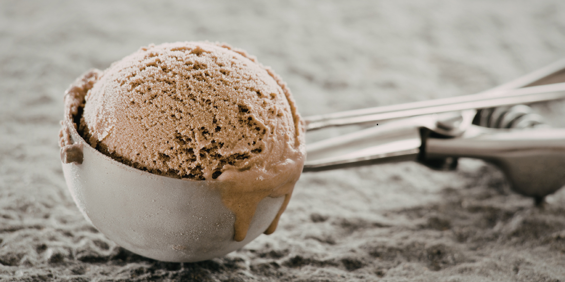 Porcje lodów nakładane profesjonalną gałkownicą Stockel