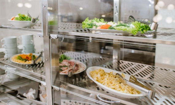 Szafa przelotowa – dlaczego jest ważna w kuchni gastronomicznej?