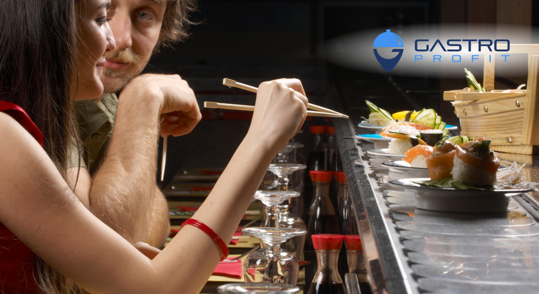 Szczęśliwi kobieta i mężczyzna jedzący sushi