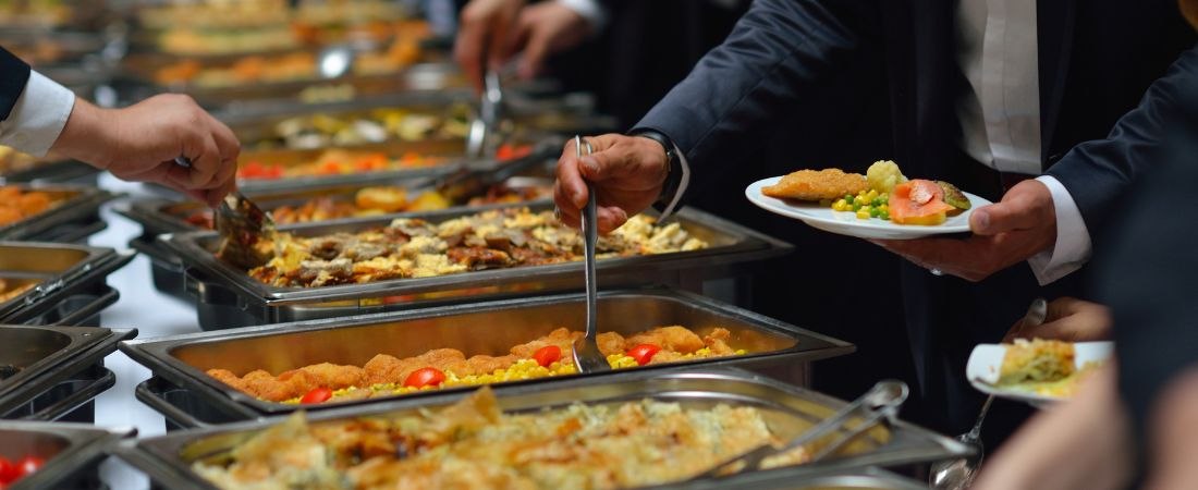 Nowoczesne i kompletne wyposażenie bufetu śniadaniowego w hotelu