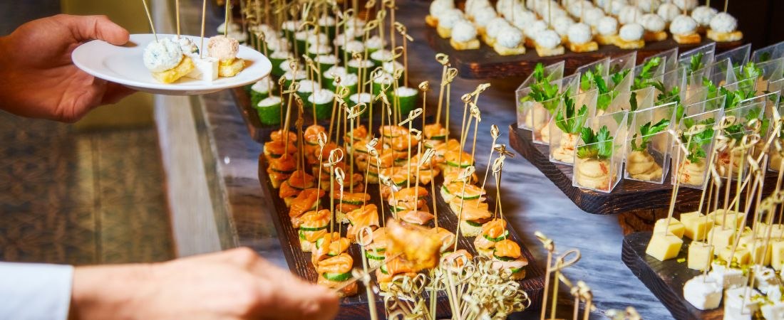 Profesjonalne urządzenia grzewcze i chłodnicze do bufetu śniadaniowego