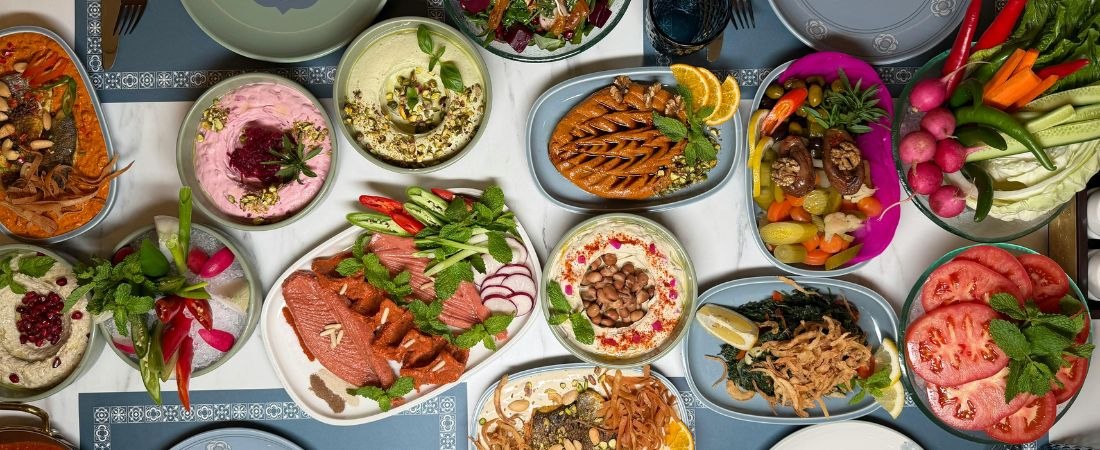 Estetyczna ekspozycja potraw i napoj&oacute;w w bufecie hotelowym